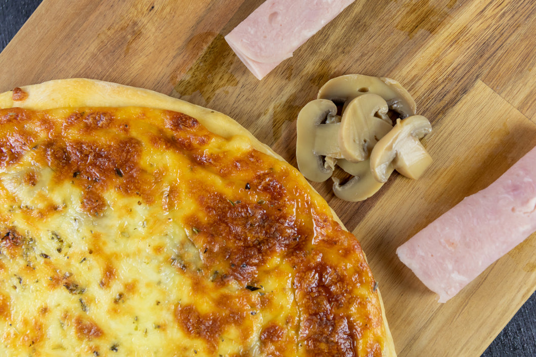 Pizza au jambon et aux champignons